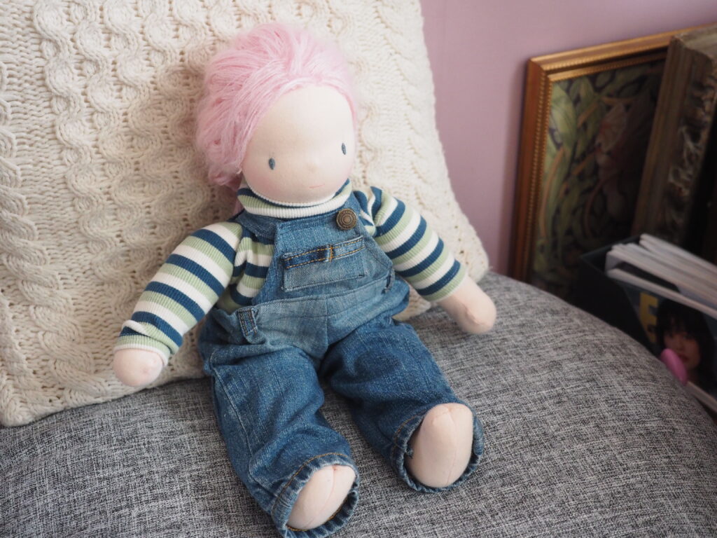 LEE100人隊が作ったデニムのオーバーオールを人形に着せた様子