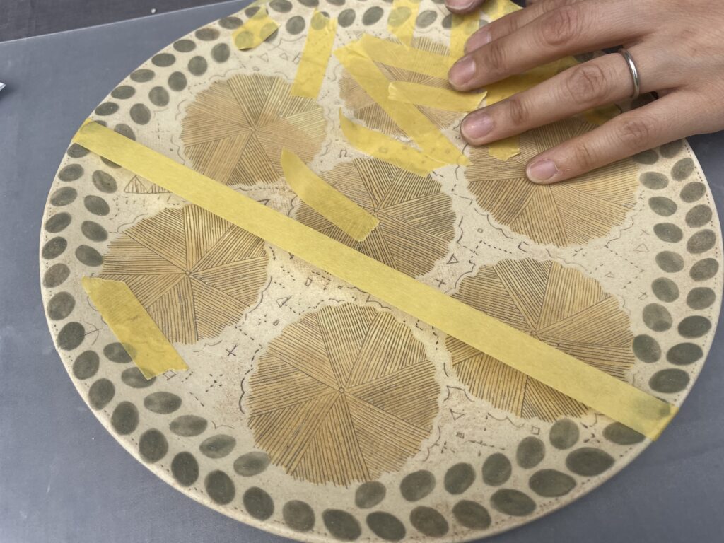 金継ぎ工程その1。接着。マスキングテープを使用している。