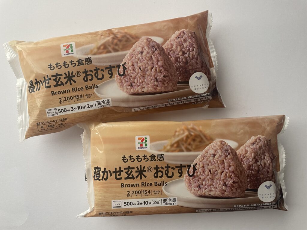 セブンイレブン×結わえるのコラボ、「もちもち食感　寝かせ玄米®おむすび」冷凍食品が2パック並んだ画像。