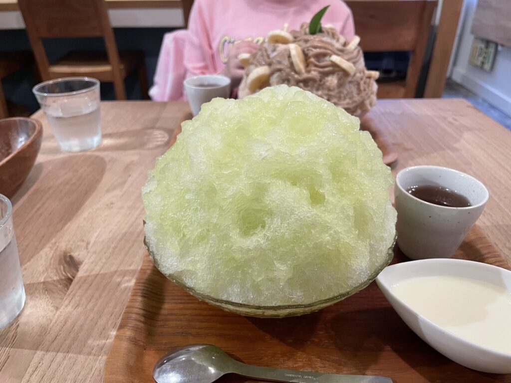 カフェクノップゥのメロンミルクのかき氷の写真。