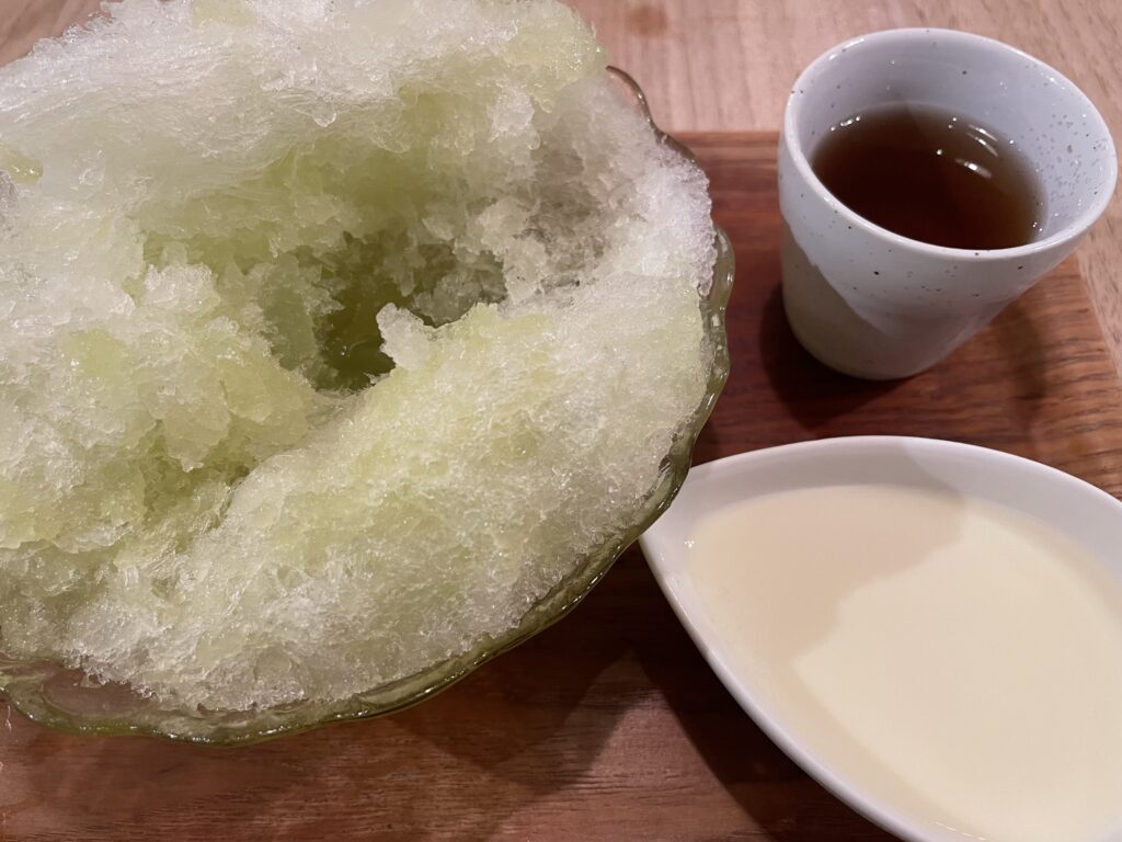 カフェクノップゥのメロンミルクのかき氷、食べかけの写真。