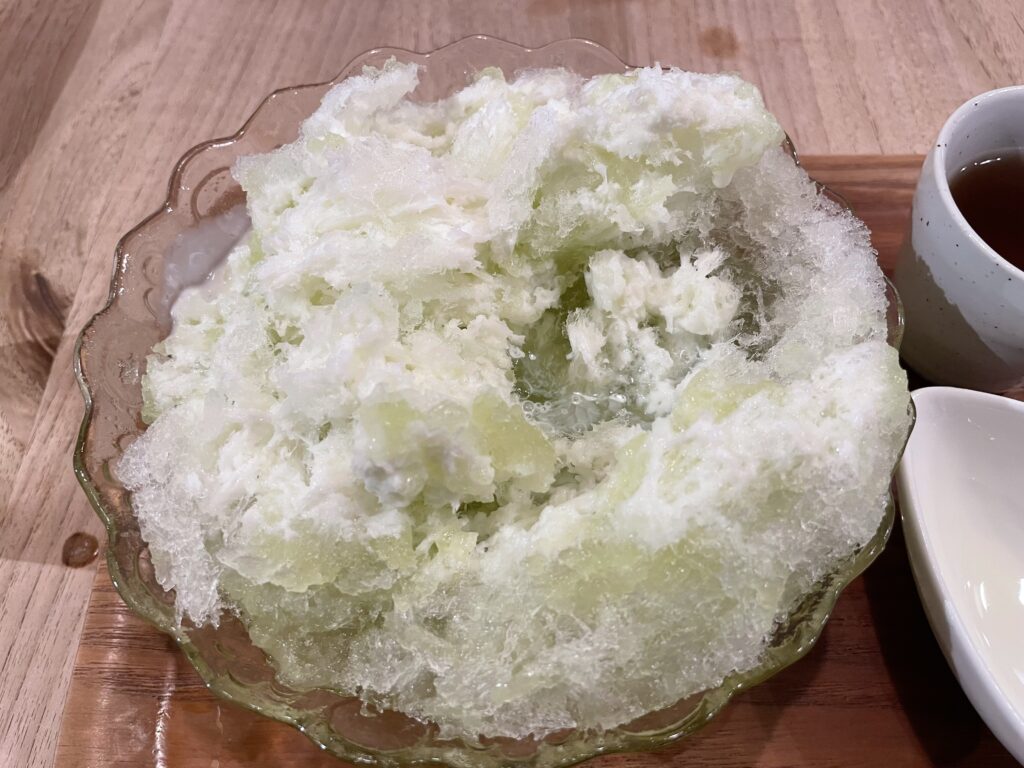 カフェクノップゥのメロンのかき氷にミルクをかけた様子。