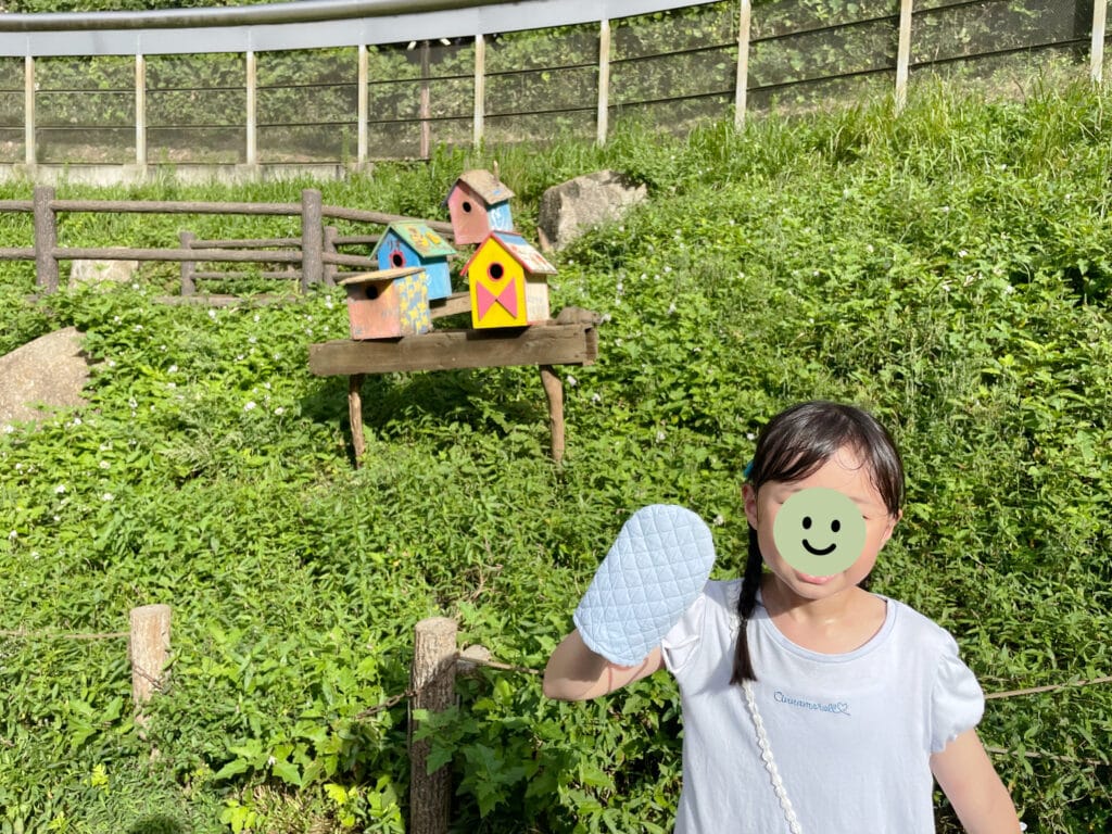 町田リス園で撮影、女の子の顔はスタンプで隠されている。