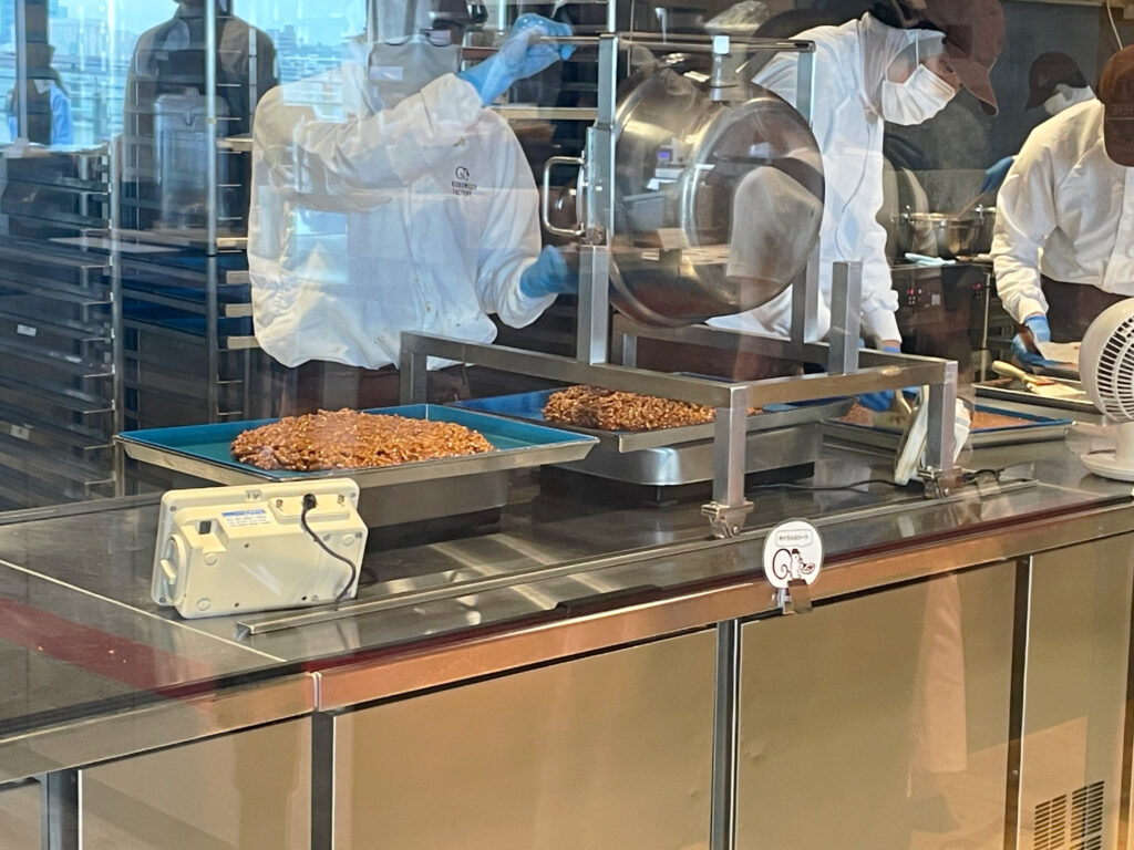 クルミッ子ファクトリーでの「キャラメルのし」工程