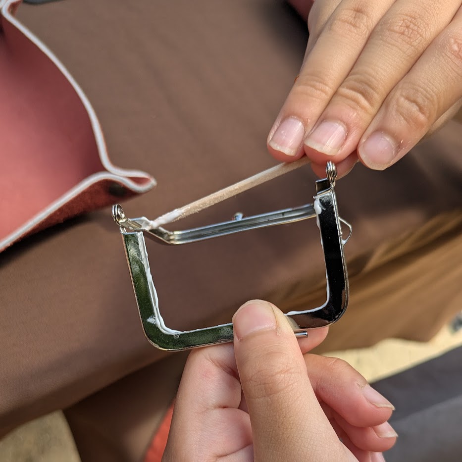 がま口　金具　ボンド塗