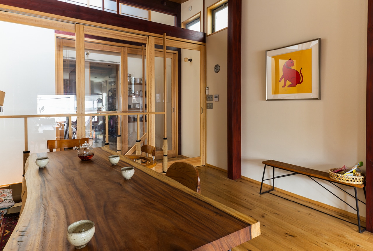 リビング。秋田で買ったモンキーポッドの一枚板に脚をつけたテーブルは、仕事の現場にも、仲間たちとの歓談の場にも