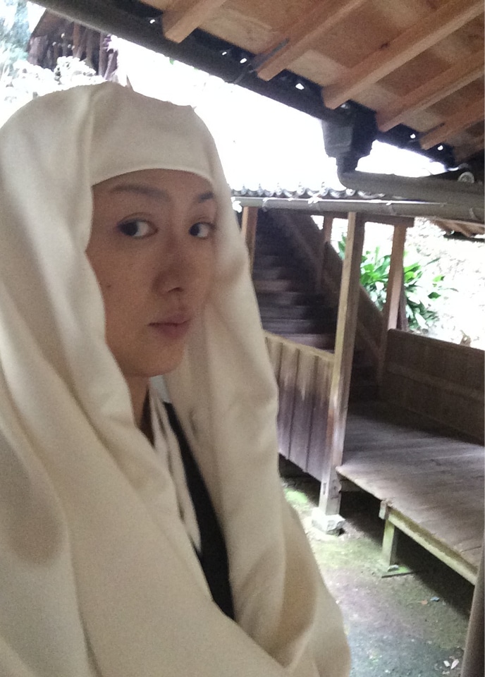 『駆込み女と駆出し男』撮影中のスナップ。抗がん剤の副作用と戦いながら撮影に勤しんだ