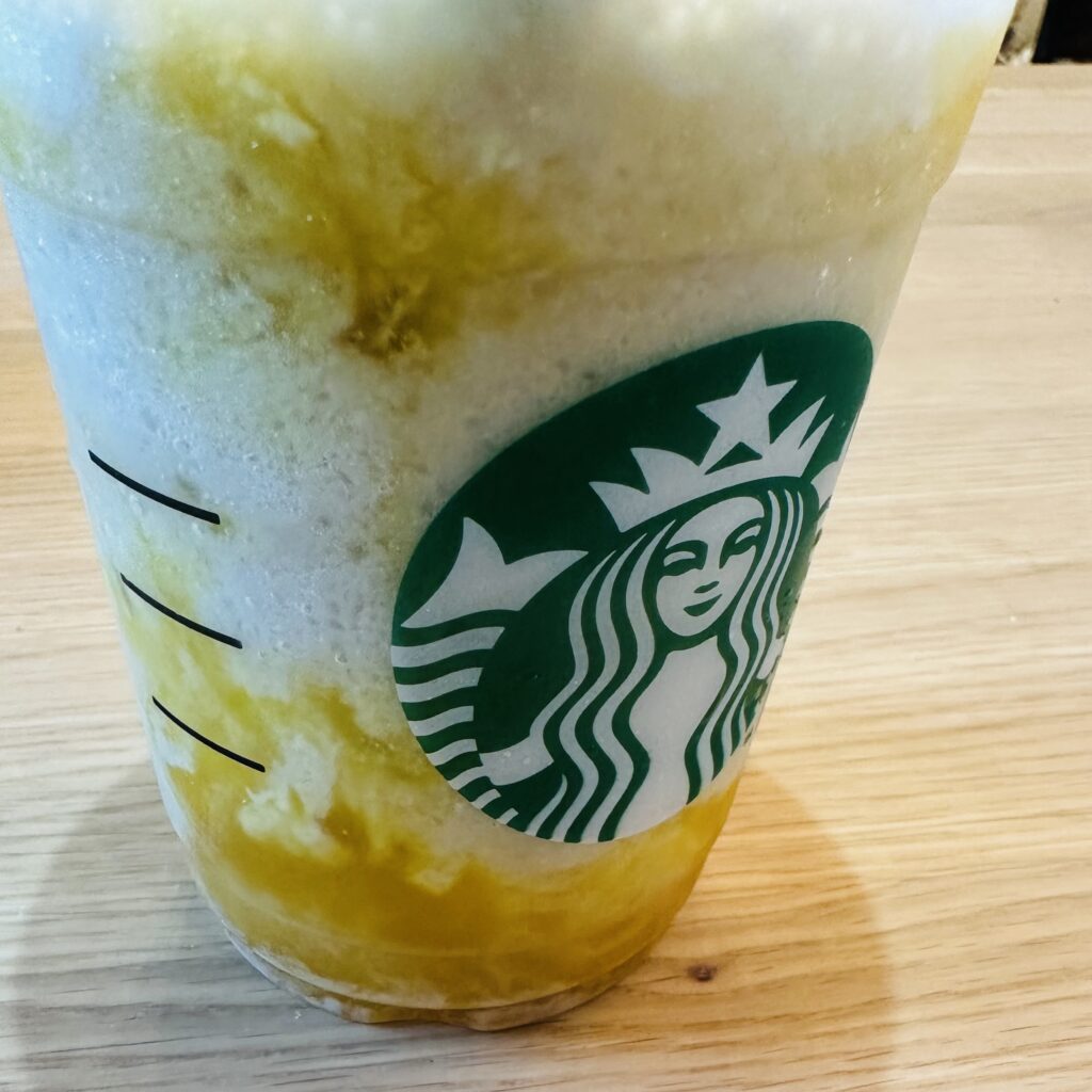 スターバックス　オリエンタルマンゴー＆ティーフラペチーノ　フラペチーノ