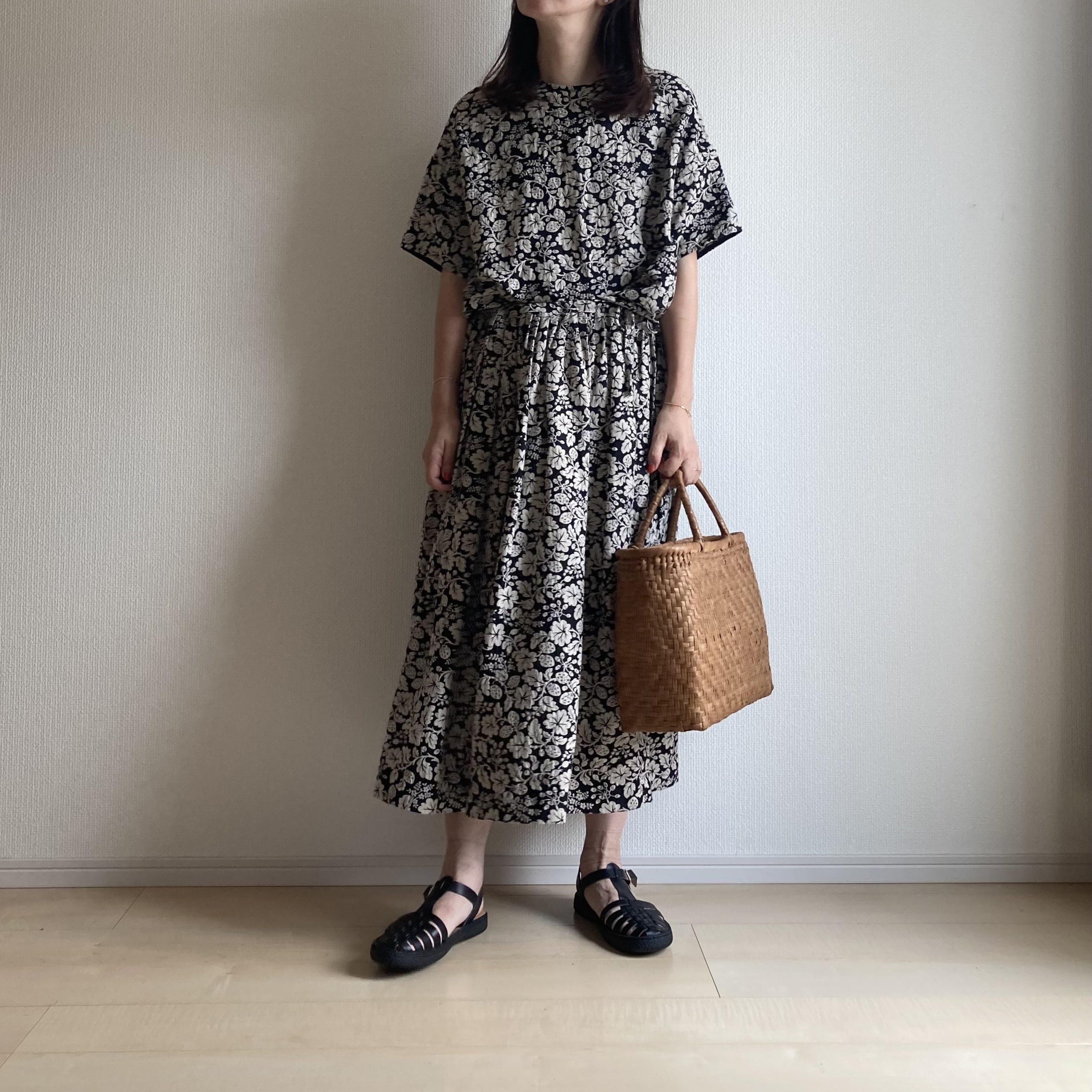 50代女性も60代女性も似合う、R&D.M.Co-(オールドマンズテーラー)のワイルドベリー柄のセットアップ洋服。