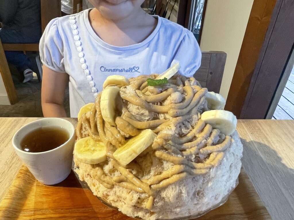 カフェクノップゥのかき氷、バナナアールグレーのかき氷。