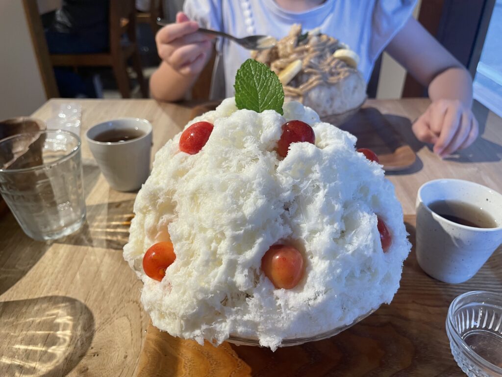 カフェクノップゥのさくらんぼミルクのかき氷写真2