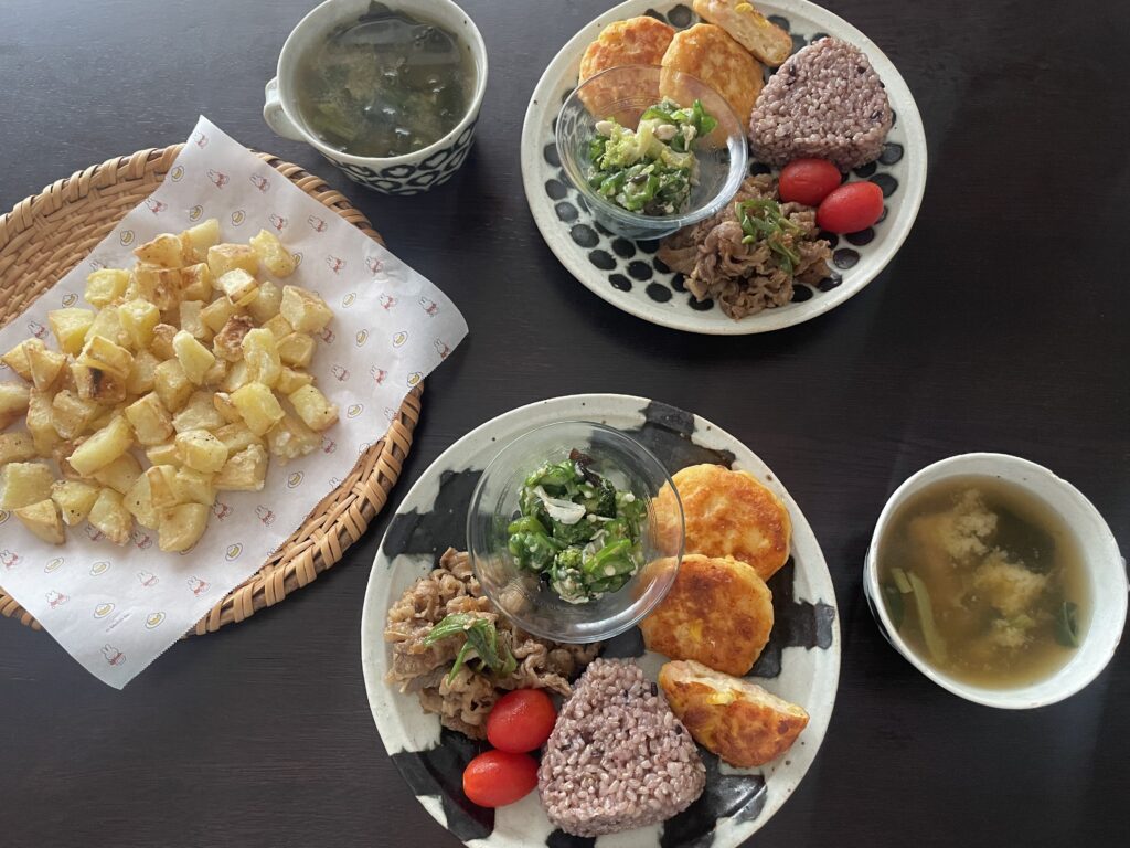 結わえるの寝かせ玄米®おむすびを使った在宅ワーク夫婦ランチ。ワンプレートに。