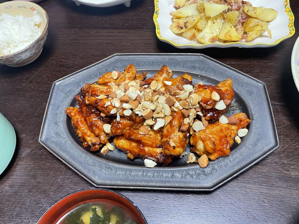 LEE最新号「おうちで韓国肉レシピBEST10」掲載の重信初江さんのレシピ「ヤンニョムチキン」を40代主婦が作ってみた写真。