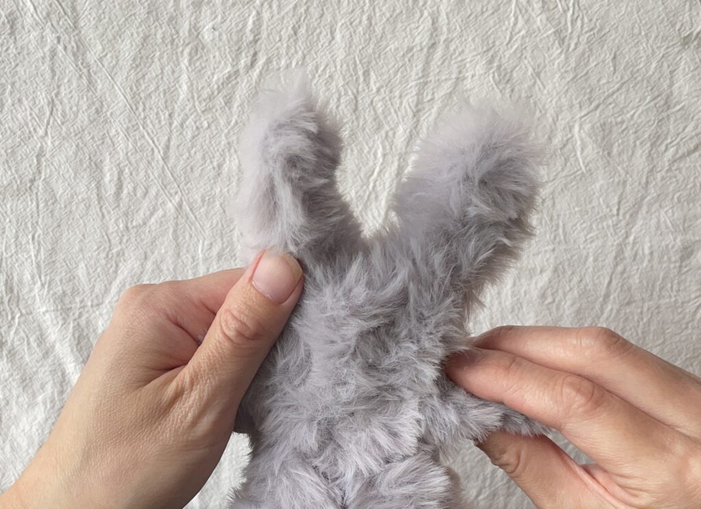 ふわふわうさぎ手の固定