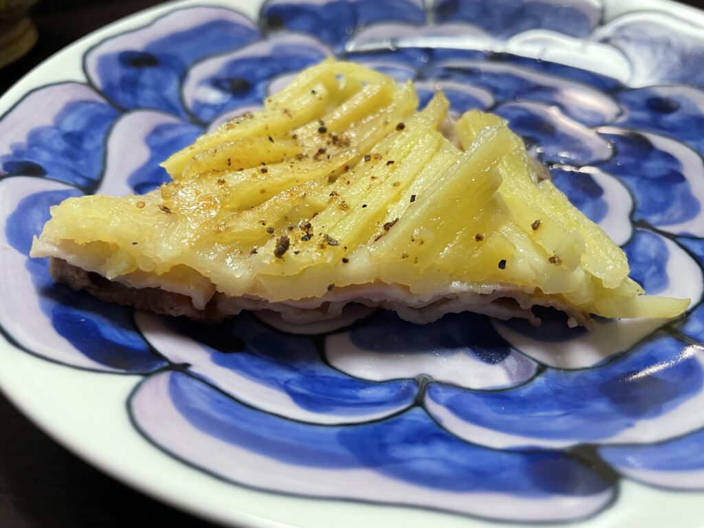 長谷川あかりさんのレシピ「牛肉とじゃがいもの重ね焼き」を40代主婦が作ってみた、取り分け後の写真。