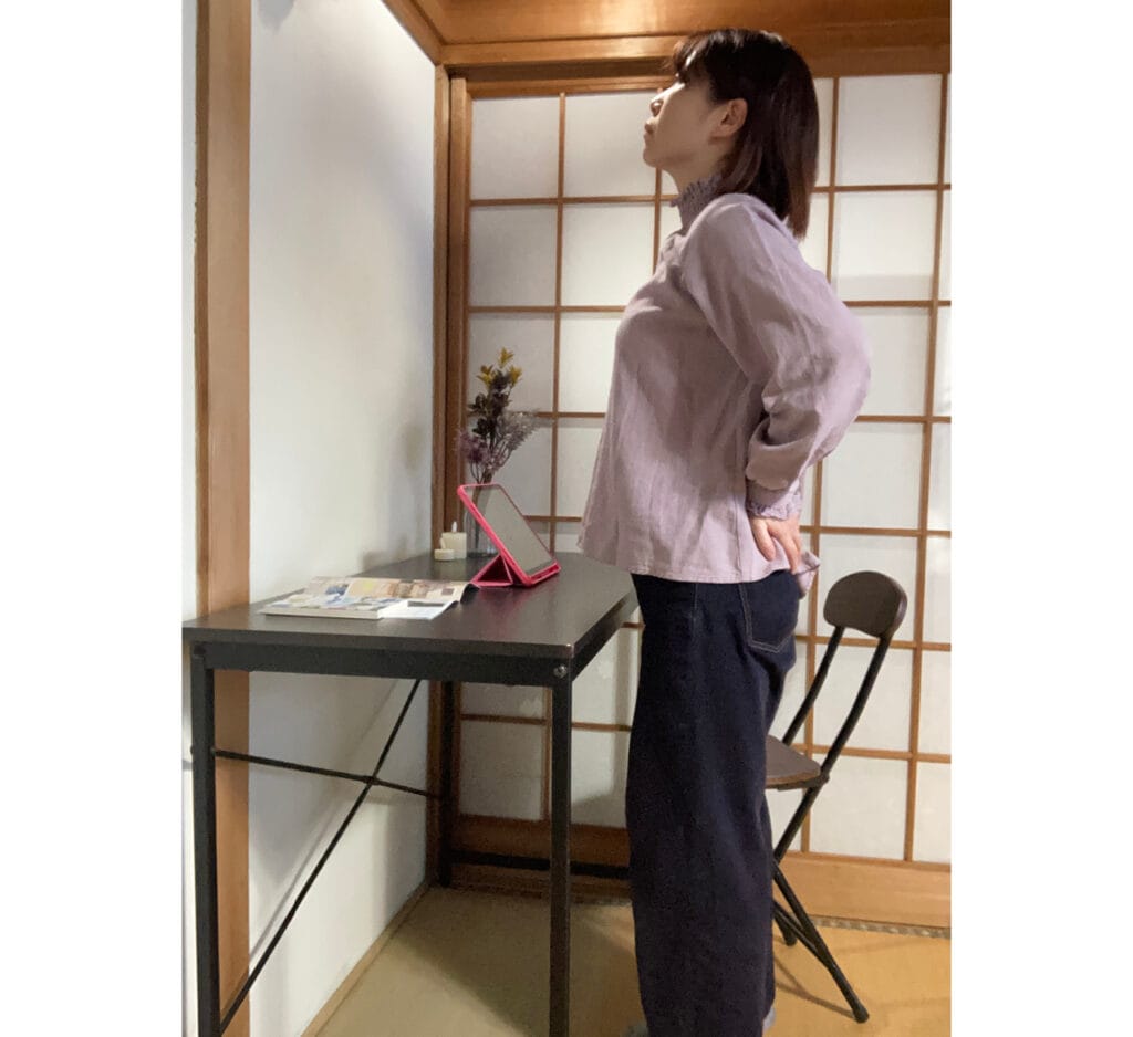 デスクワーク中は15分に1回立ち上がり背すじを伸ばす