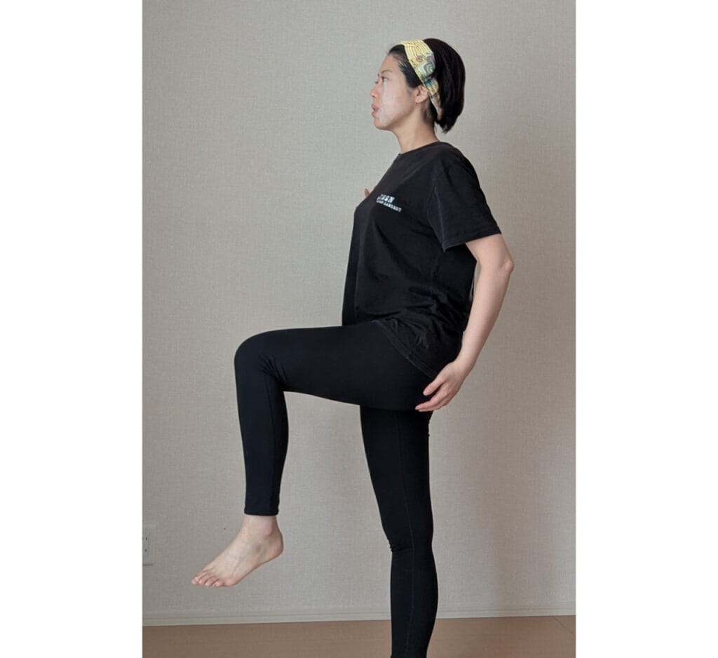 朝のパック中に、片足上げ