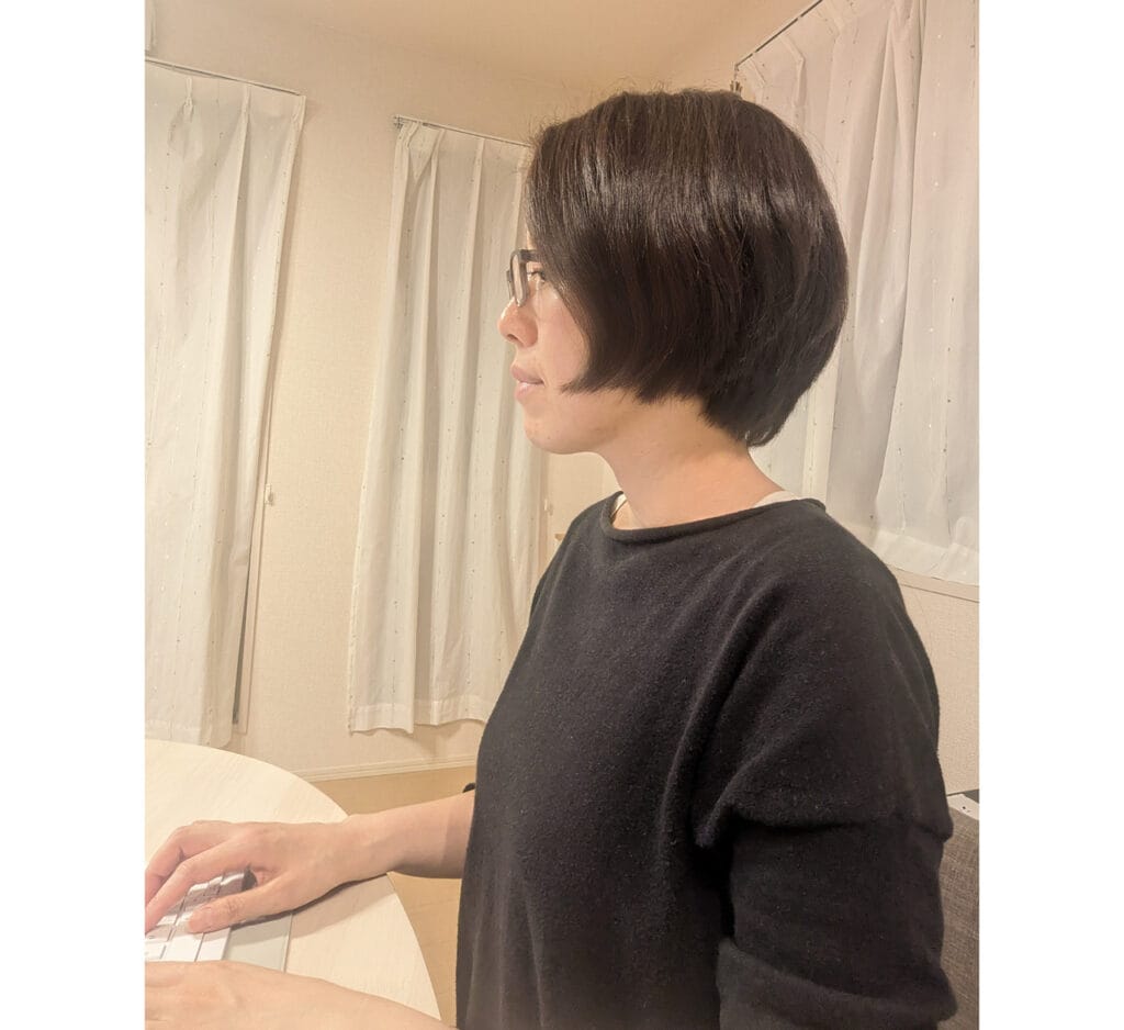 パソコンでブログを執筆中