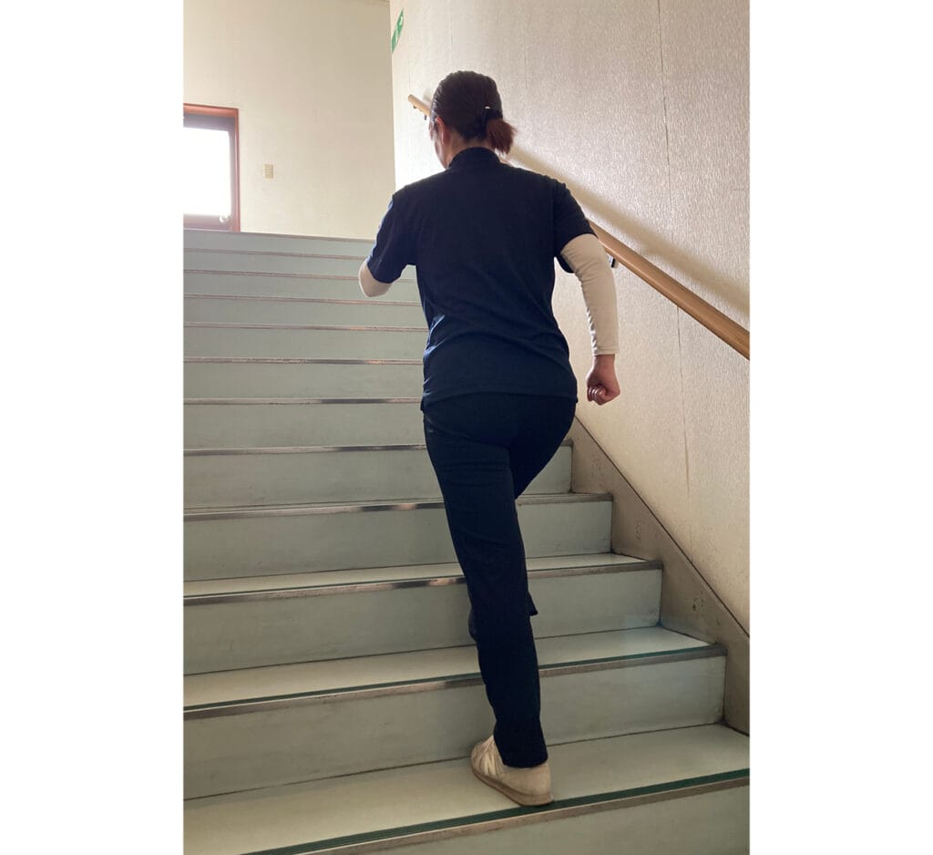仕事の昼休みに、おしり特化フォームで階段を上り下り
