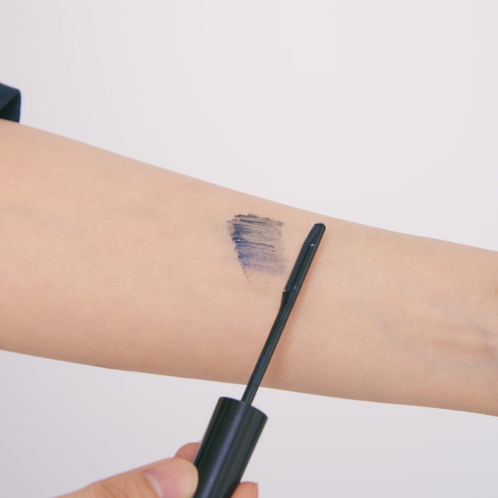 ラッシュフォーマーEX（クリア）【BU1 透明感ブルージュ】のスウォッチ。