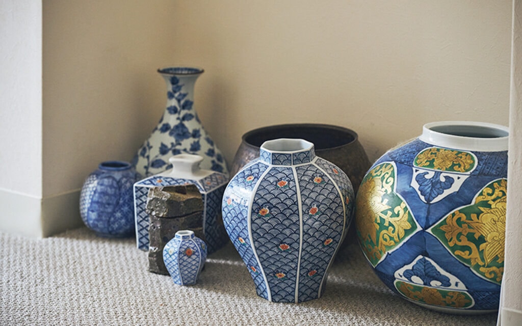 余白のある空間を引き立てる紋様のある壺