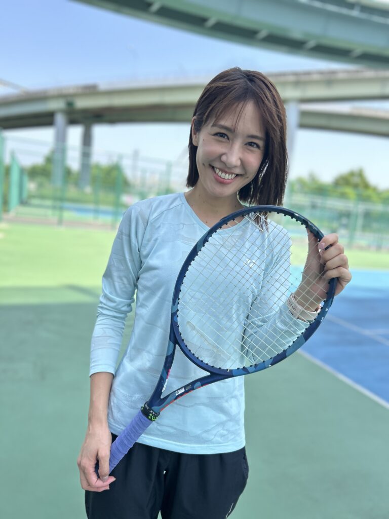 市川美緒さんの趣味のテニスの様子。