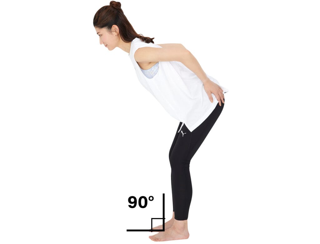 足を開いて中腰