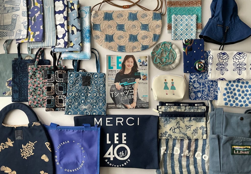 LEE7月号(2025年)とブルーのファッション小物や雑貨が並んでいる。