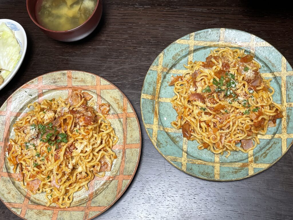 おいしいLEEレシピのアーカイブ、しらいのりこさんのレシピ「焼きそばアマトリチャーナ」を40代主婦が作ってみた写真。金井ゆみさん作陶の格子柄の器に盛っている。