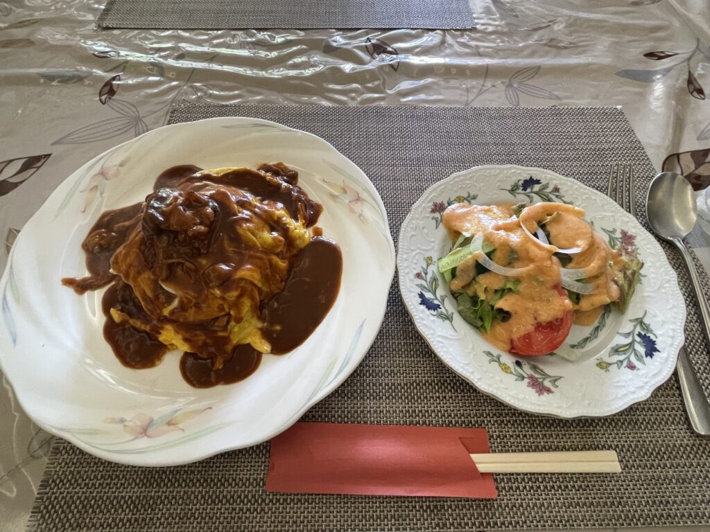 洋食屋さんのビーフシチューオムライスとサラダ