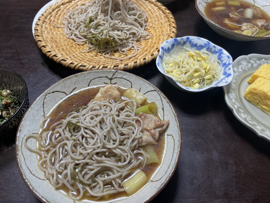 おいしいLEEレシピのアーカイブ、しらいのりこさんのレシピ「鶏南蛮」を40代が作ってみた写真。楠田純子さん作陶の林檎紋6寸鉢に鶏やネギ、めんつゆが入っており、蕎麦をつけ麺として食べるスタイル。