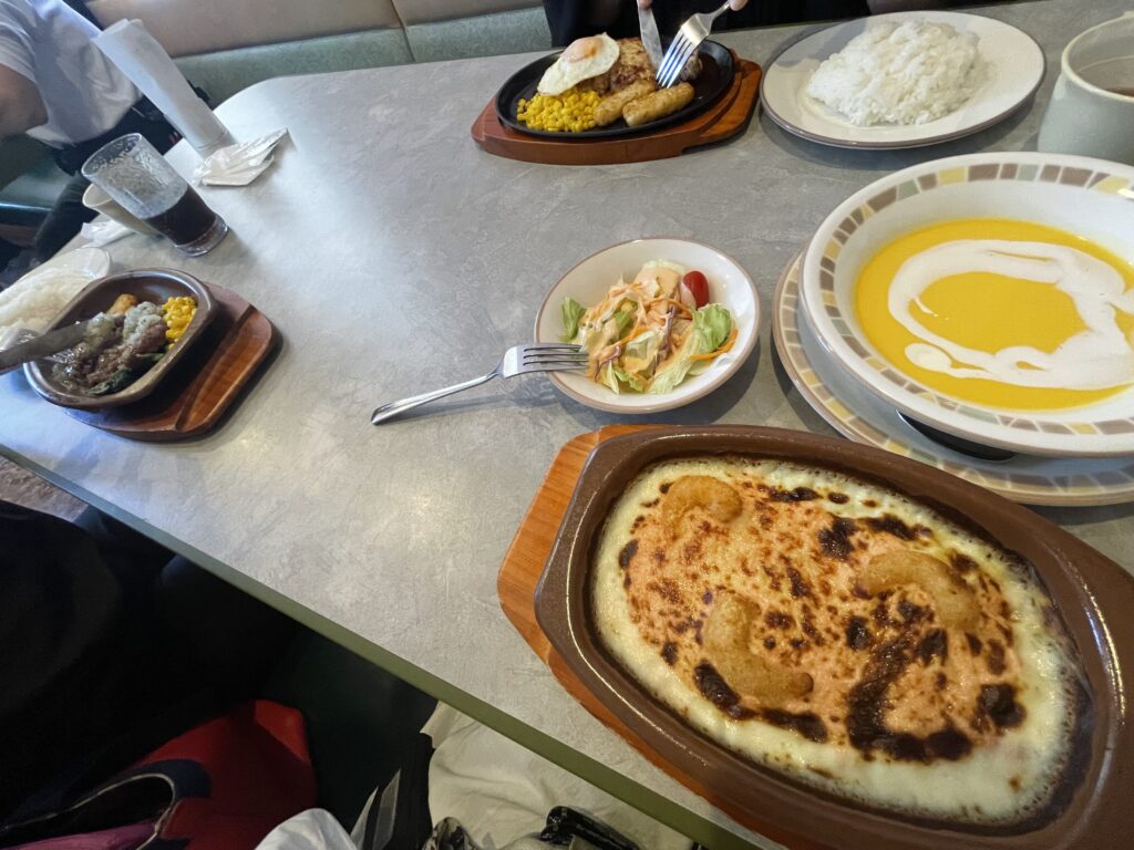 サイゼリヤランチ　ポップコーンシュリンプグラタンと冷たいパンプキンスープ