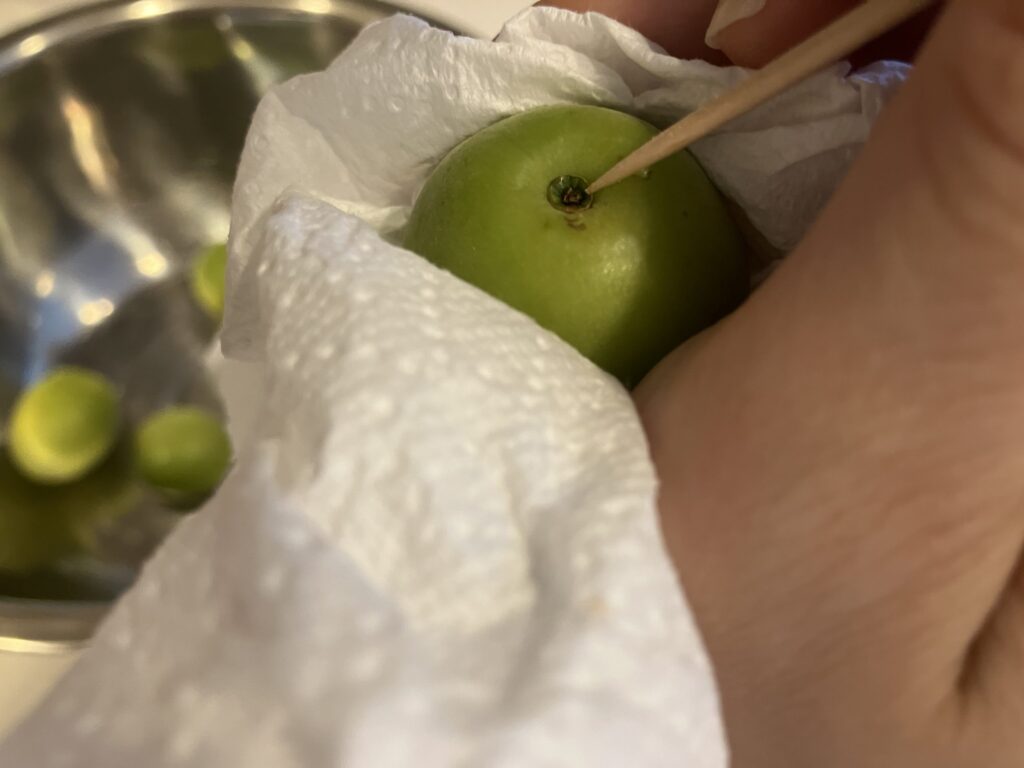 梅しごと
拭く
ヘタを取る