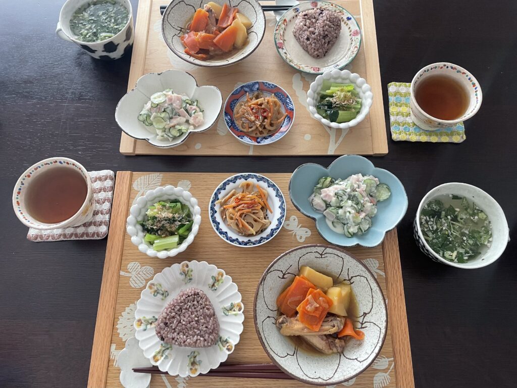 セブンイレブン×結わえるコラボの「寝かせ玄米®おむすび」のある定食風ランチ。鹿児島睦さんデザインのお膳に小皿が色々のっている。