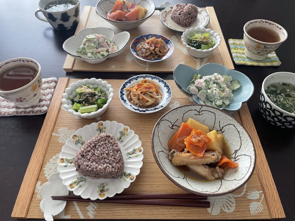 セブンイレブン×結わえるコラボの「寝かせ玄米®おむすび」のある食卓。お膳にのせて定食風ランチ。