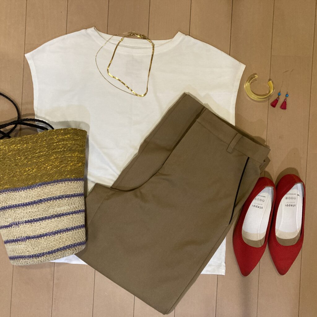 steppi　白Tシャツ　ベージュパンツ