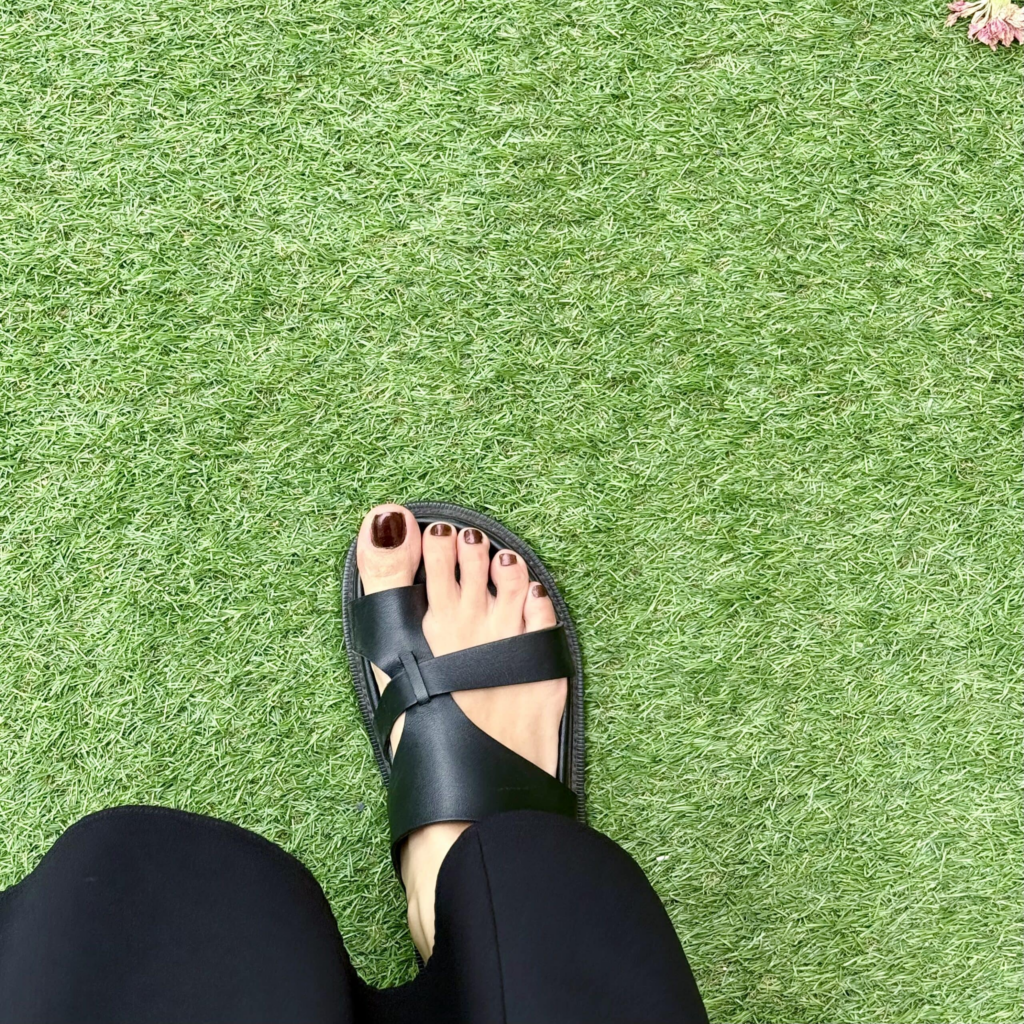 OSAJI「アップリフト ネイルカラー 15 Doukutsu〈洞窟〉」塗った足元