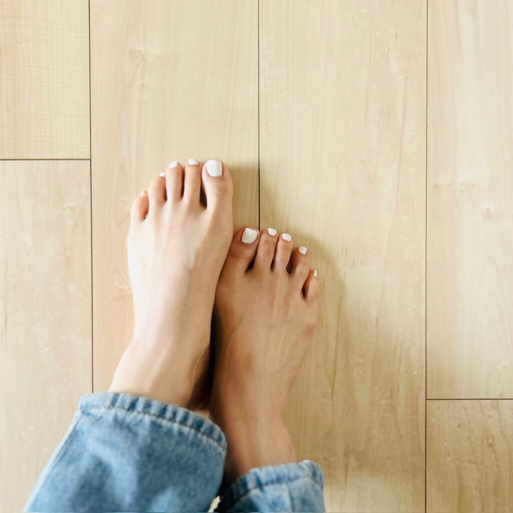 NAIL HOLIC「Classic color WT005」塗った足元
