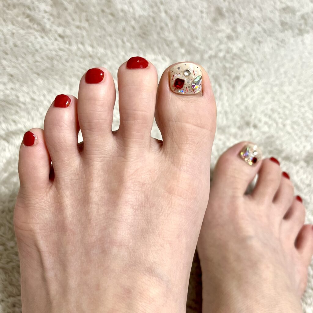 ohora「セミキュアジェルネイルシール（ペディキュア）」貼った足元