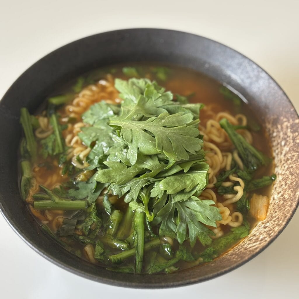 「辛ラーメン」に春菊トッピング