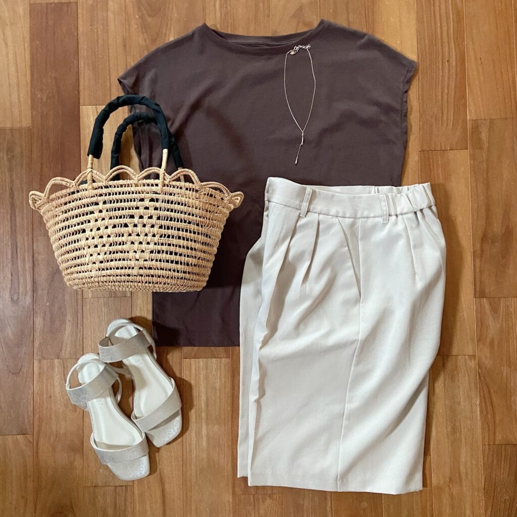 無印 夏コーデ ハーフパンツ フレンチスリーブT ブラウン