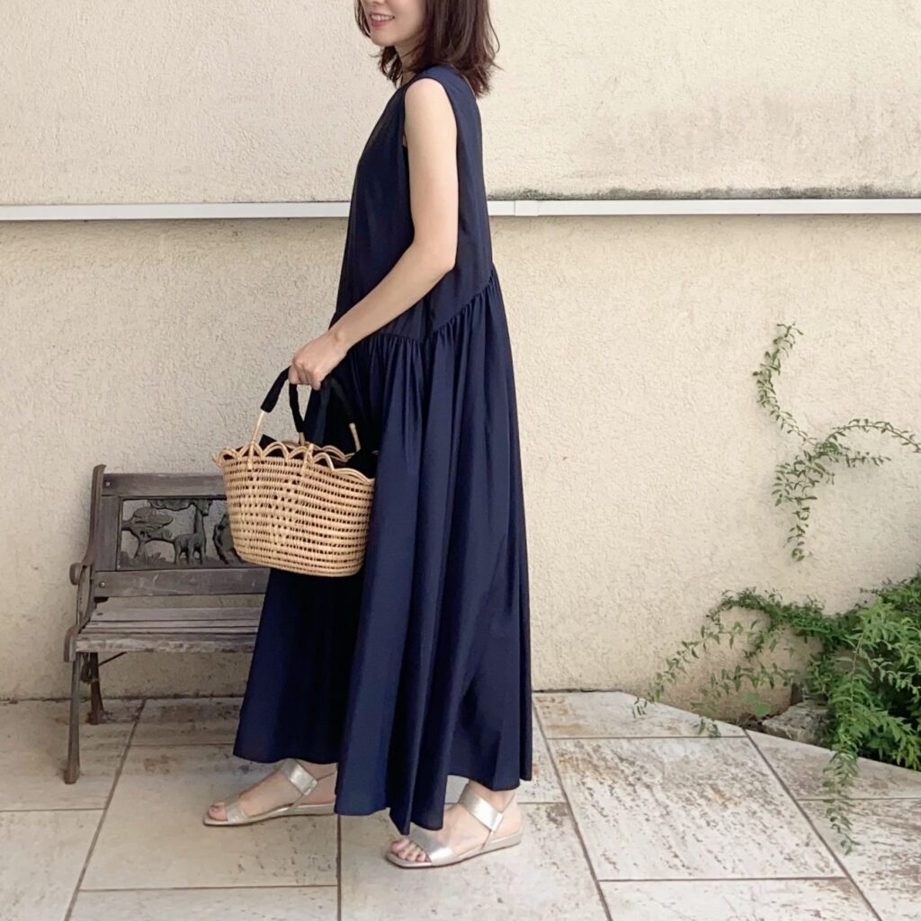 大人ワンピ　ワンピース　40代コーデ　アダワス　ネイビーワンピース　かごバッグ