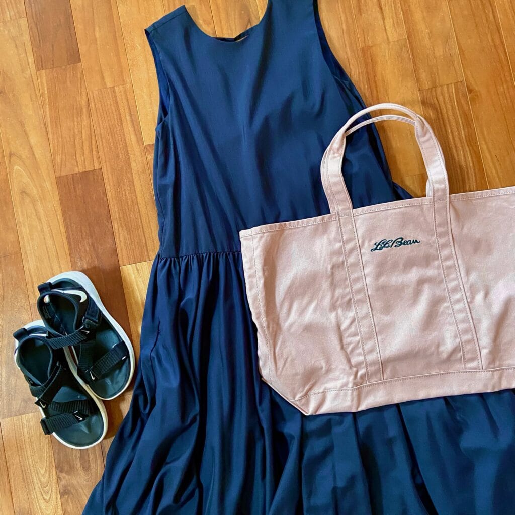 エルエルビーン　グローサリートート　スポサン　ナイキ　ワンピースコーデ