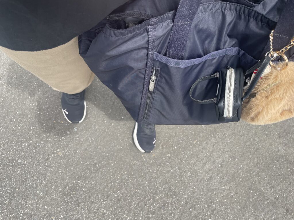 40代女性の2025年6月中旬コーデの足元写真。