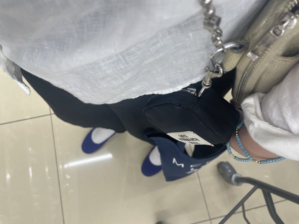 40代女性の2025年6月中旬コーデの足元写真。ユニクロのリネンブラウスやGUのリネン混ワイドパンツ、マルニのブルーのバレエシューズなどを合わせている。