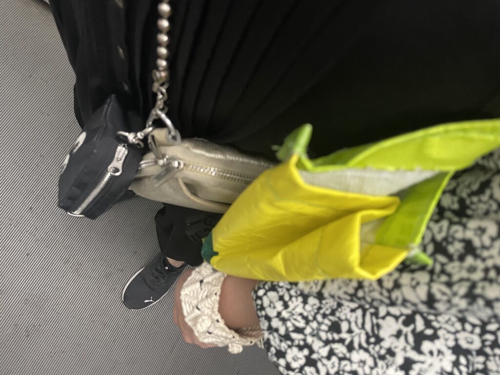 40代女性の2025年6月中旬コーデの足元写真。GUの小花柄ペザントブラウスとノアールレーベルの黒のサロペット、PUMAのPROWLなどを合わせている。