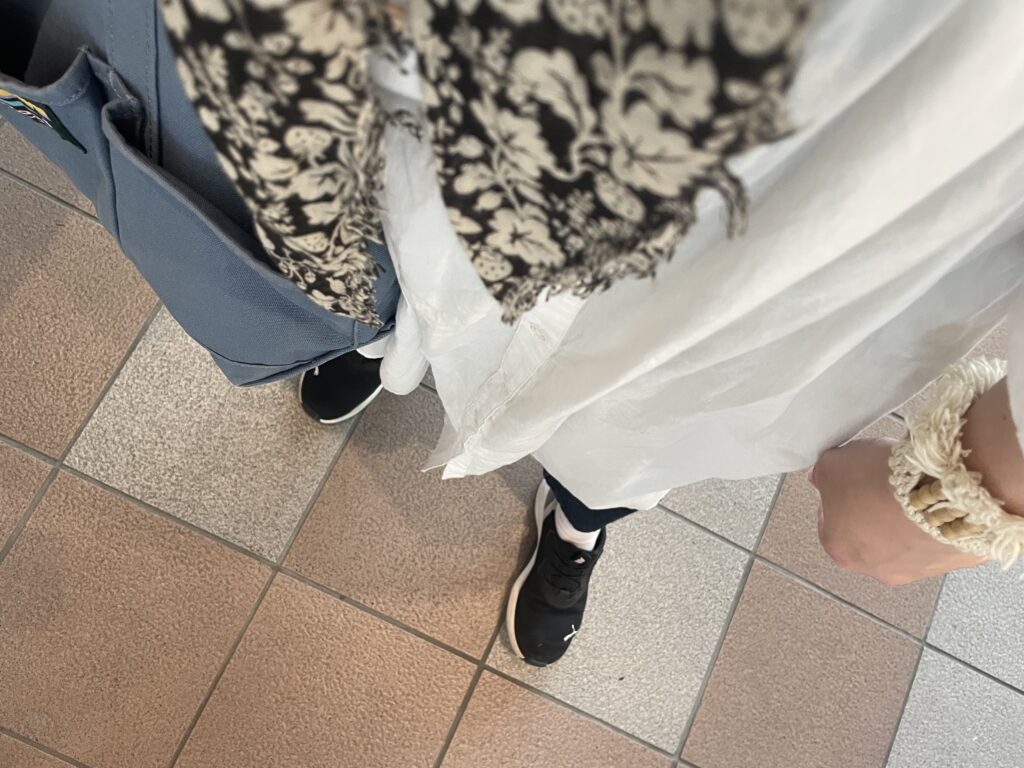 40代女性の2025年6月中旬コーデの足元写真。GUの白のシャツワンピースやオールドマンズテーラーのwildberry柄のショールを合わせている。