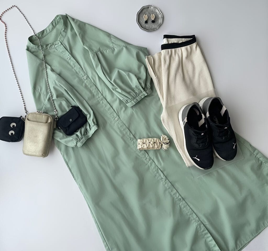 40代女性の2025年6月中旬コーデ、GUのライトグリーンのシャツワンピースにニコアンドのレギンス、PUMAのPROWLなどを合わせたフラットレイ画像。