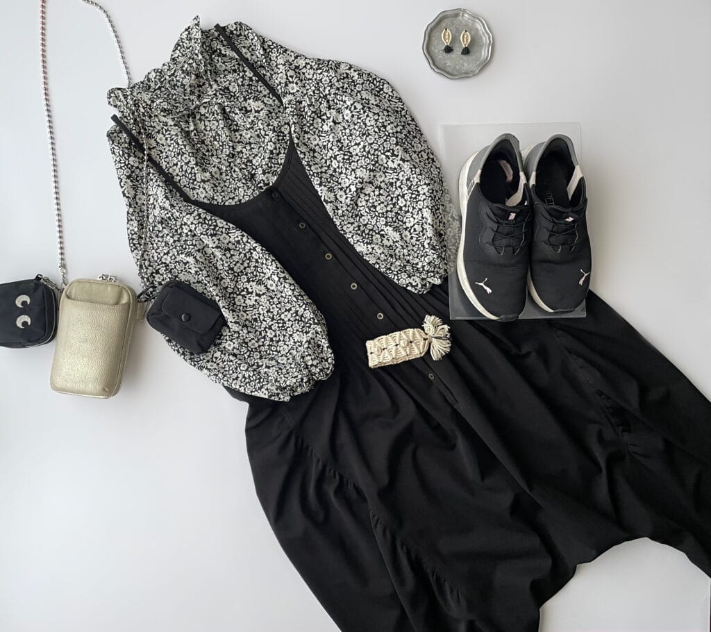 40代女性の2025年6月中旬コーデ。GUの小花柄ブラウスやノアールレーベルのサロペット、PUMAのPROWLを合わせたフラットレイ画像。