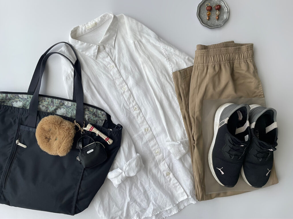 40代女性の2025年6月中旬コーデ、GUの白シャツ、GUのベージュのシェフパンツ、PUMAのPROWL、LeSportsac×V＆A博物館コラボのコラプシブルトートなどを合わせたフラットレイ画像。